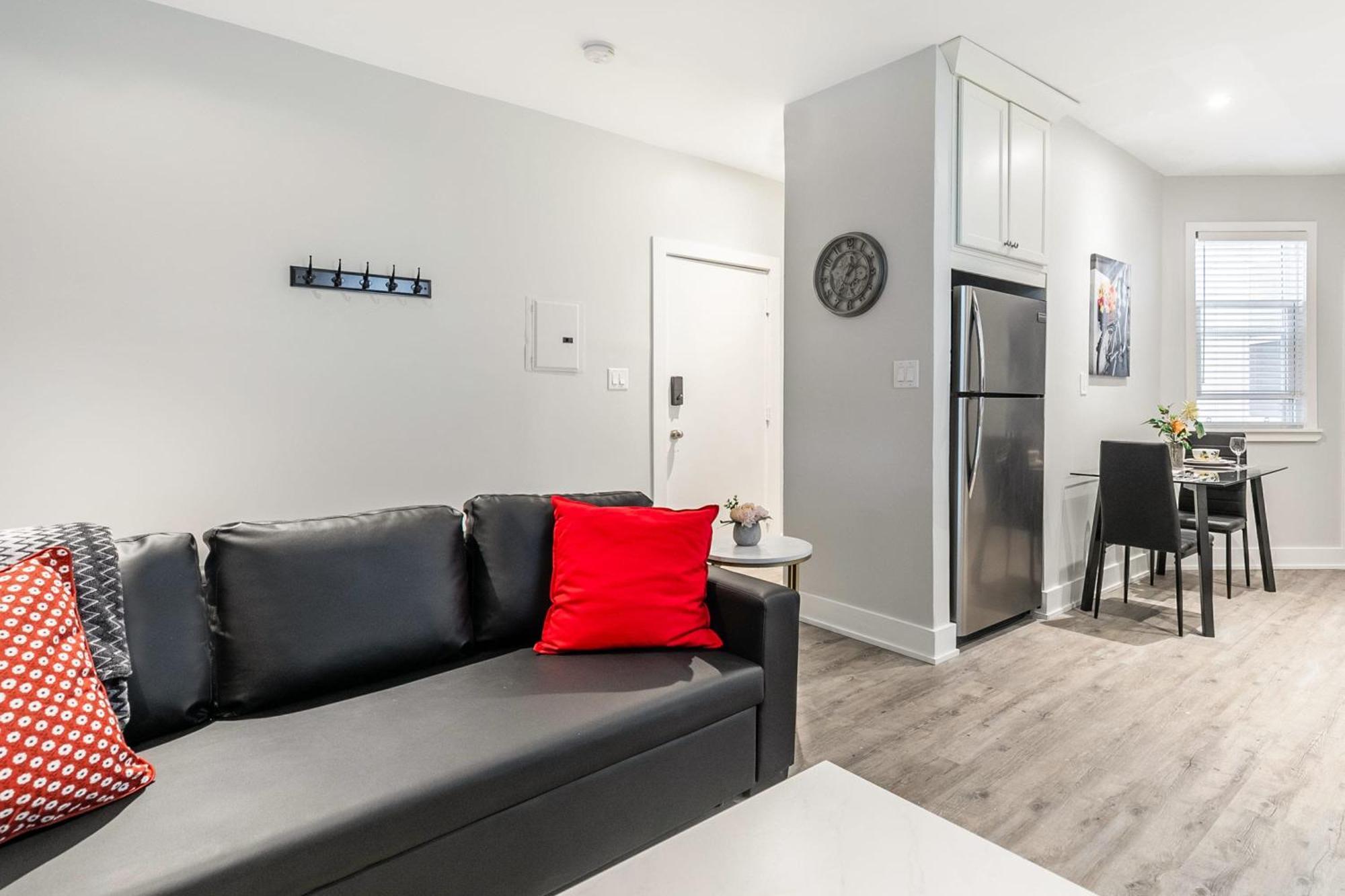 Upscale 2Br Condo With Netflix - Prime Location Hamilton Eksteriør billede