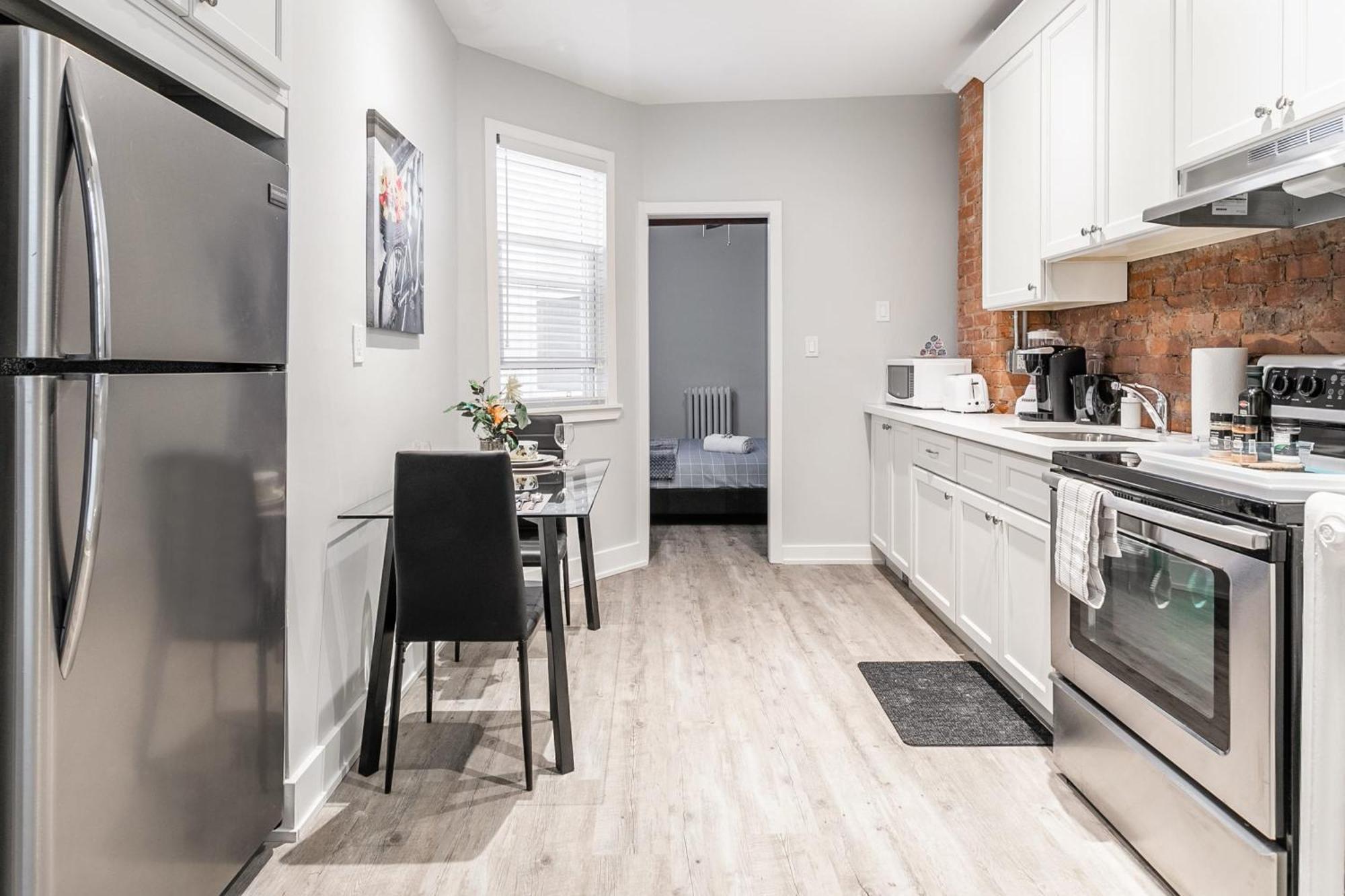 Upscale 2Br Condo With Netflix - Prime Location Hamilton Eksteriør billede